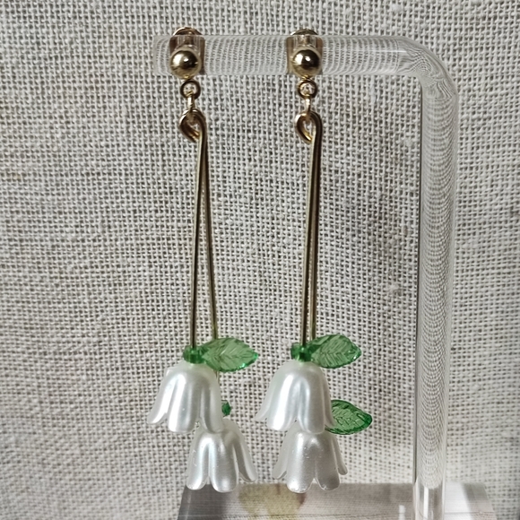 Lily of the Valley Flower Garden Plastic Gold Tone Pierced Earrings Brand New - Picture 12 of 15
